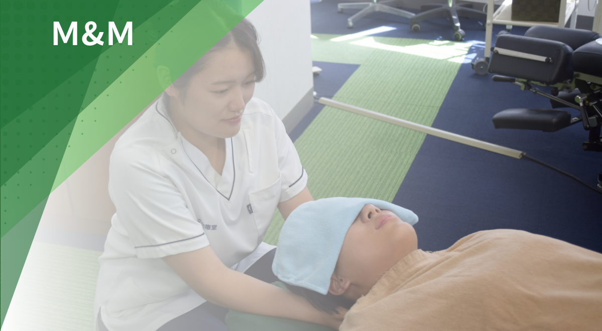 首や肩の筋肉を調整するM&M施術の様子